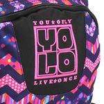 Mochila-Juvenil-Yolo-Compartimiento-Interno-para-Laptop-con-Malla-en-los-Laterales-para-llevar-Botella-Color-Negro-con-Morado-2-55684