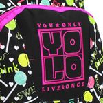 Mochila-Juvenil-Yolo-con-Malla-en-los-Laterales-para-llevar-Botella-y-Compartimiento-Interno-para-Laptop-Estampado-Color-Negro-5-56212