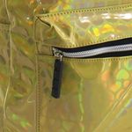 Mochila-Juvenil-Yolo-con-Compartimiento-Principal-y-Bolsillo-Peque-o-al-Frente-Color-Dorado-2-55688