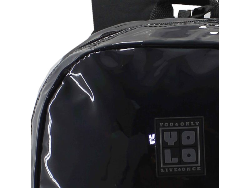 Mochila-Yolo-Juvenil-con-Compartimiento-Principal-y-un-Bolsillo-Peque-o-al-frente-Color-Negro-6-55691