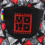 Mochila-Yolo-con-Ruedas-con-Compartimiento-Interno-para-Laptop-y-con-Malla-en-los-Laterales-para-llevar-Botella-Estampado-Color-Negro-con-Gris-3-55730