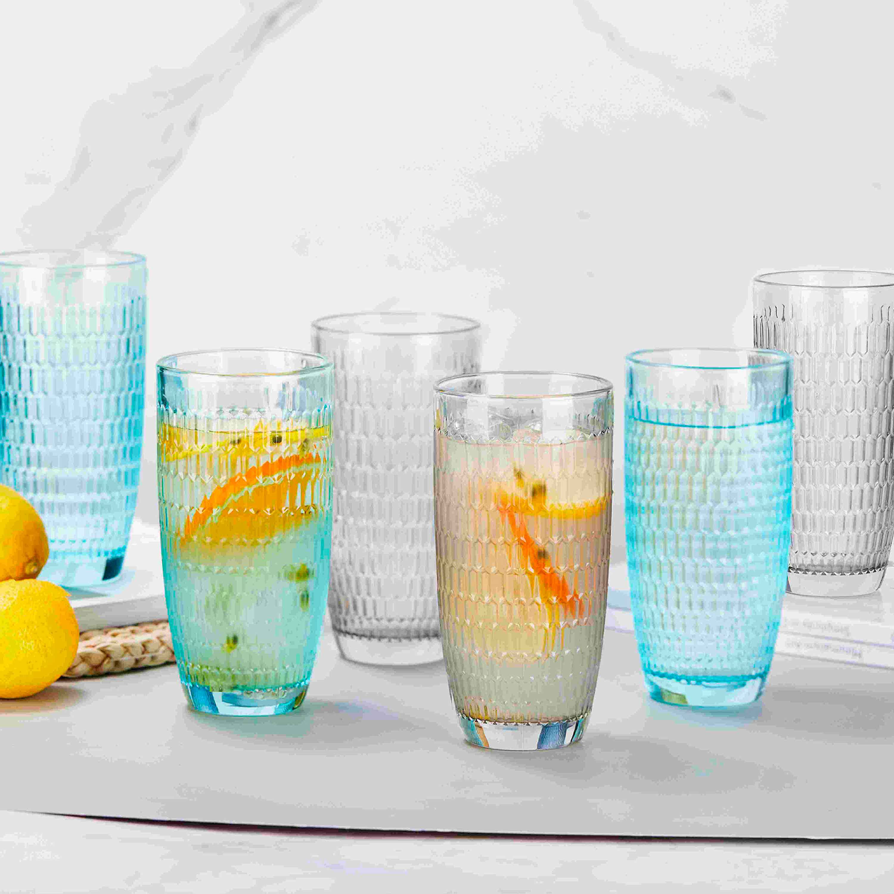 Seis Vasos Plásticos Multicolores Aislados En Un Fondo Blanco